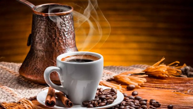 القهوة الباردة أم الساخنة.. أيهما تنشطك وتساعد في تحسين مزاجك؟ 1 القهوة الباردة أم الساخنة.. أيهما تنشطك وتساعد في تحسين مزاجك؟
