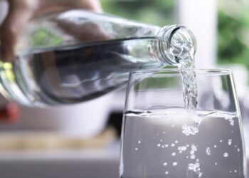 اختبار بسيط على الجلد سيخبرك.. هل تشرب كمية كافية من الماء؟ 2 اختبار بسيط على الجلد سيخبرك.. هل تشرب كمية كافية من الماء؟