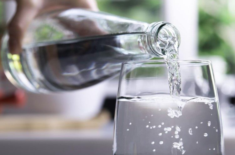 اختبار بسيط على الجلد سيخبرك.. هل تشرب كمية كافية من الماء؟