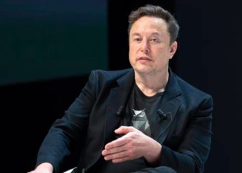 بسيجارة و”إيموجي”.. إيلون ماسك يسخر من عطل مايكروسوفت