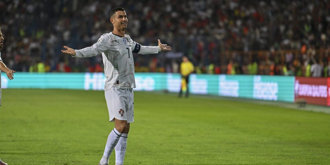 كريستيانو رونالدو يحتفل بهدف مع منتخب البرتغال فاتحا ذراعيه