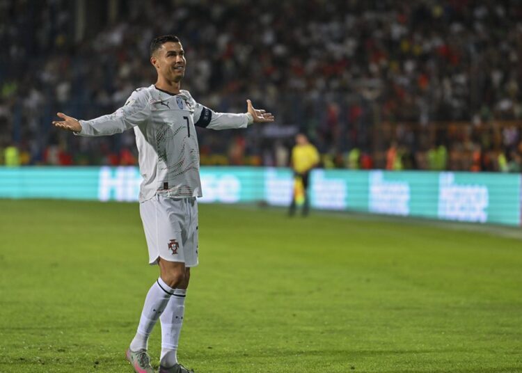 كريستيانو رونالدو يسجل هدفه رقم 980 بعد أزمته مع منتخب البرتغال 1 كريستيانو رونالدو يحتفل بهدف مع منتخب البرتغال فاتحا ذراعيه