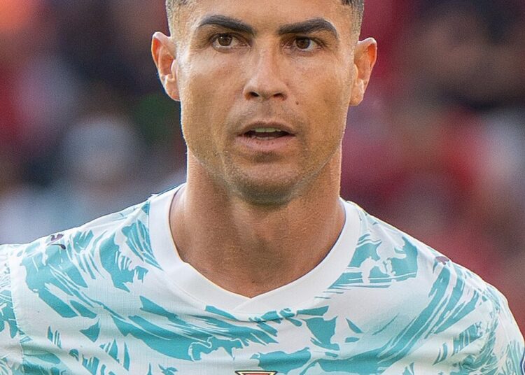 إيقاف رونالدو 30 يوما وتغريمه 255 يورو بقرار من الاتحاد البرتغالي 1 كريستيانو رونالدو بقميص منتخب البرتغال، وهو اللاعب المعني بقرار إيقاف رونالدو