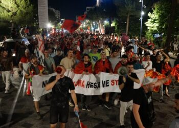 متظاهرون يحملون الأعلام الألبانية واللافتات في مسيرة ليلية في تيرانا، حيث انضمت احتجاجات الطلاب في ألبانيا إلى حركة الفلامنغو