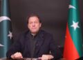 أنصار عمران خان يزحفون نحو إسلام آباد والحكومة تتعهد بمنعهم 15 رئيس الوزراء الباكستاني السابق عمران خان يجلس بين علم باكستان وعلم حزب حركة الإنصاف