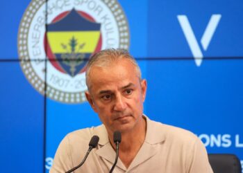 فنربخشة يخسر أمام أستون فيلا بستة أهداف في دوري أبطال أوروبا 4 مدرب فنربخشة إسماعيل كارتال في مؤتمر صحفي أمام شعار النادي