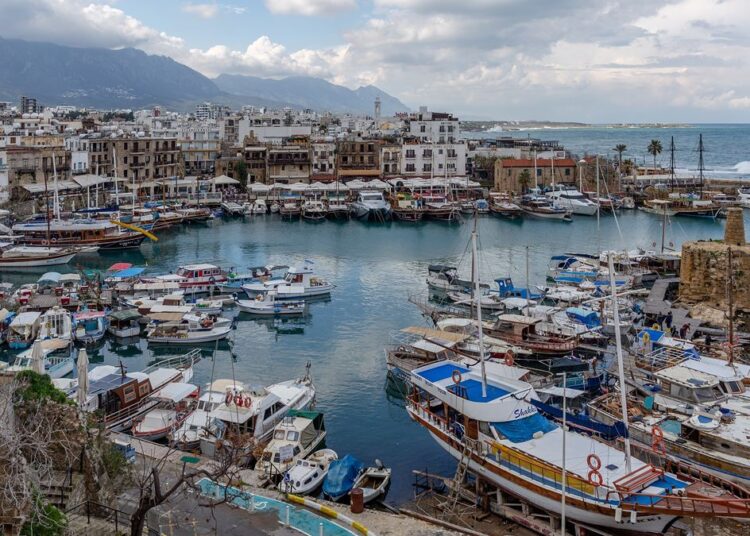 سفينة أوروتش رئيس تصل إلى كيرينيا لمسح مسار خط الغاز إلى قبرص التركية 1 ميناء كيرينيا الذي وصلت إليه سفينة أوروتش رئيس أثناء مسح مسار خط الغاز