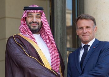 زيارة ماكرون للسعودية تنتهي بتعهد بديزل إضافي لفرنسا 2 ماكرون يصافح ولي العهد السعودي الأمير محمد بن سلمان قبل أشهر من زيارة ماكرون للسعودية