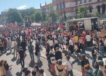 حشود تملأ شارعا وسط ميلانو خلال احتجاجات إيطاليا على غلاء المعيشة