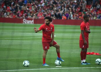 محمد صلاح خلال الإحماء بقميص تدريب ليفربول