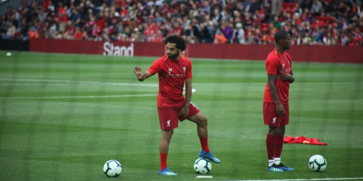 محمد صلاح خلال الإحماء بقميص تدريب ليفربول
