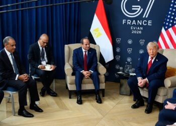 السيسي: مصر مستعدة للدفاع عن السعودية ويدعو البرلمان إلى الاستعداد 4 الرئيس المصري السيسي خلال لقائه دونالد ترامب في قمة مجموعة السبع في إيفيان