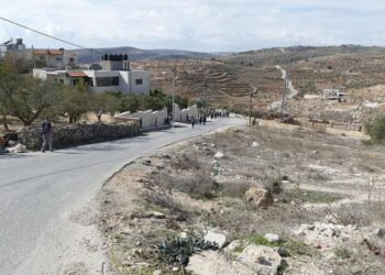 مستوطنون يهاجمون دبلوماسيين أوروبيين بالضفة ويركلون رئيس بلدية فرنسيا 5 طريق في أطراف قرية الطيبة بالضفة الغربية حيث هاجم مستوطنون دبلوماسيين أوروبيين