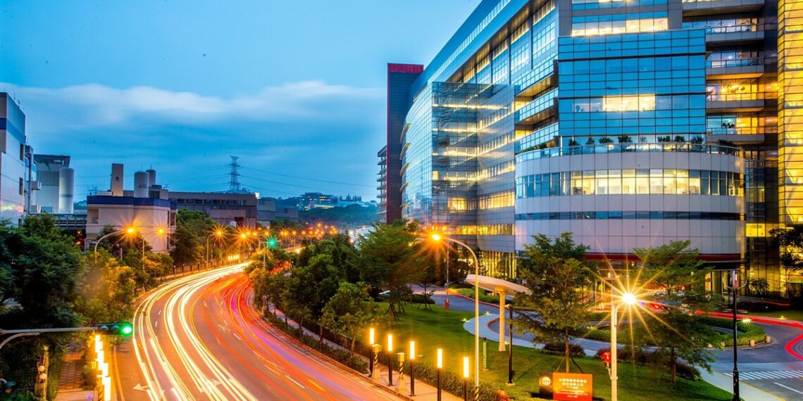 مبنى مصنع TSMC في هسينشو بتايوان مع إعلان أرباح TSMC القياسية