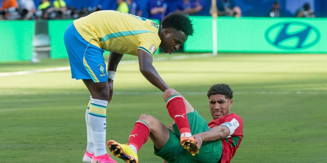 فينيسيوس جونيور يطمئن على المغربي أشرف حكيمي خلال مباراة في كأس العالم