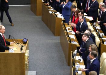 فلاديمير بوتين يتحدث من منصة بعد طرحه قمة أوكرانيا مع ترامب وشي