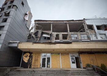 مقتل 15 شخصا بقصف روسي على زابوريجيا بعد اتفاق الديزل 5 مبنى في زابوريجيا دمر القصف الروسي طوابقه العليا في هجوم سابق