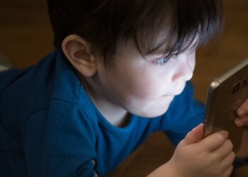 A child looking at a smartphone as Türkiye's social media ban nears