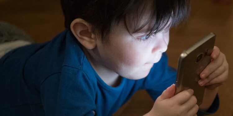 A child looking at a smartphone as Türkiye's social media ban nears