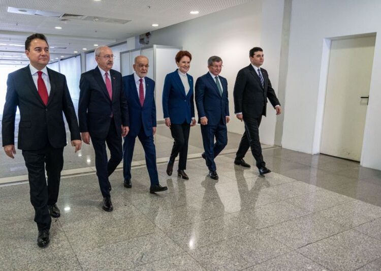 Gültekin Uysal’dan "Kılıçdaroğlu adaylığını dayattı" iddiası 1 Muhalefetin adayı Kemal Kılıçdaroğlu: Tarih mi olacak, tarih mi yazacak?