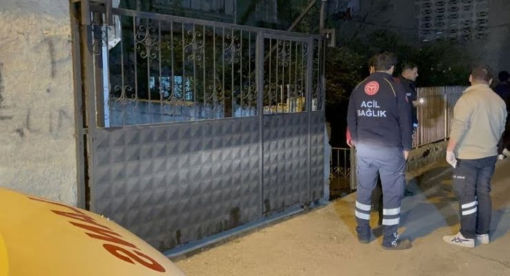 Adana’da bir kişi, evinde yatarken dışarıdan açılan ateş sonucu yaralandı 1 Adana’da bir kişi, evinde yatarken dışarıdan açılan ateş sonucu yaralandı