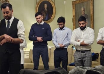 İskoçya’nın yeni başbakanı, resmi konuttaki ilk gününde ailesine namaz kıldırdı