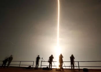 SpaceX görevde: Astronotları uzay istasyonuna gönderdi