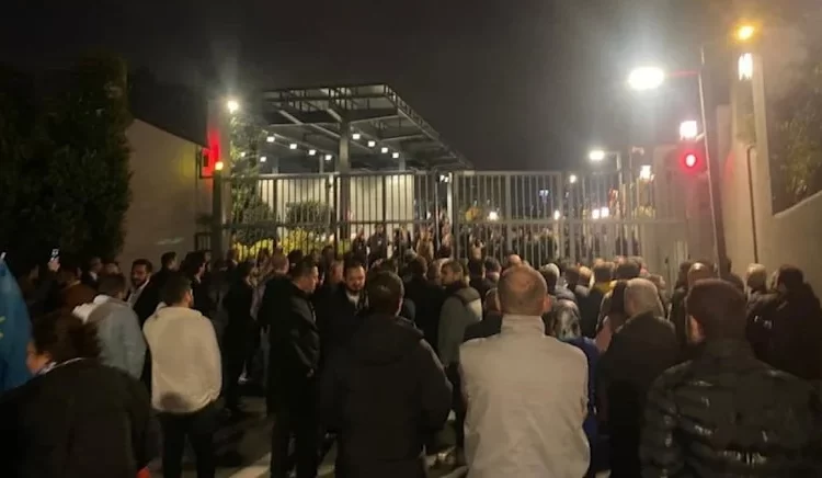 İYİ Partililer A Haber önünde Onur Erim’i protesto etti 1 İYİ Partililer A Haber önünde Onur Erim’i protesto etti