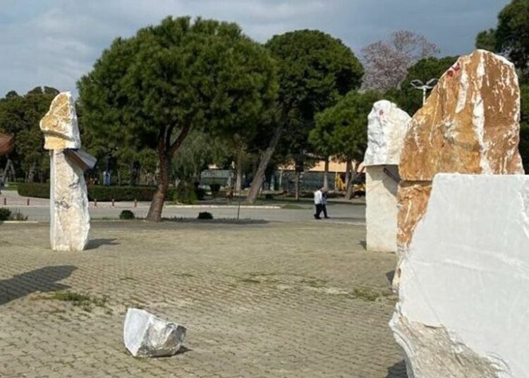 Ahmet Güneştekin'in 'Gavur Mahallesi' sergisine saldırı 1 Ahmet Güneştekin’in ‘Gavur Mahallesi’ sergisine saldırı