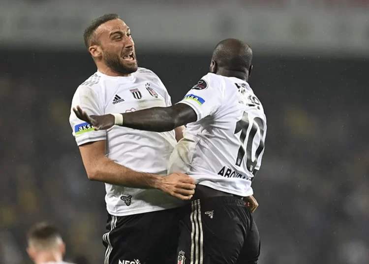 Derbide 10 kişi kalan Beşiktaş, Fenerbahçe’yi evinde 4-2 mağlup etti 1 Derbide 10 kişi kalan Beşiktaş, Fenerbahçe’yi evinde 4-2 mağlup etti