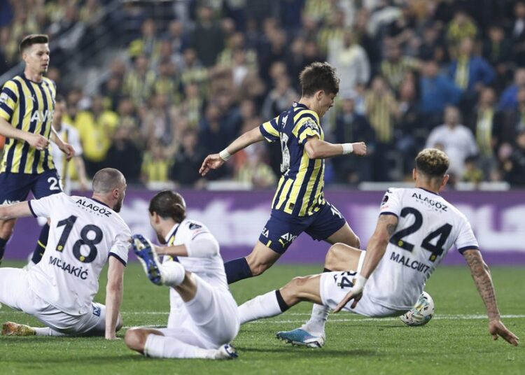 Fenerbahçe tartışmalı penaltıyla zirve yarışını sürdürdü 1 Fenerbahçe tartışmalı penaltıyla zirve yarışını sürdürdü