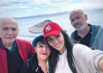 Hande Erçel dedesini kaybetti