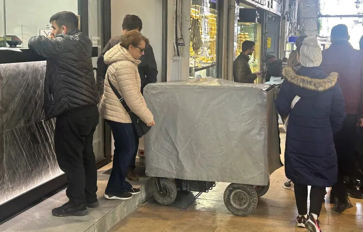 TCMB, Kapalıçarşı'dan “tekerlekli demir sandıklarla” dolar topluyor 1 TCMB, Kapalıçarşı’dan “tekerlekli demir sandıklarla” dolar topluyor