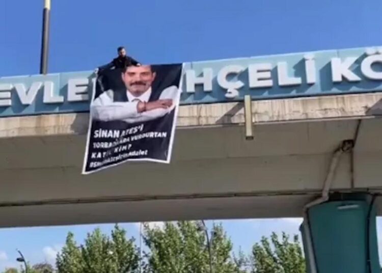 Devlet Bahçeli kavşağına 'Sinan Ateş' pankartı asıldı 1 Devlet Bahçeli kavşağına ‘Sinan Ateş’ pankartı asıldı