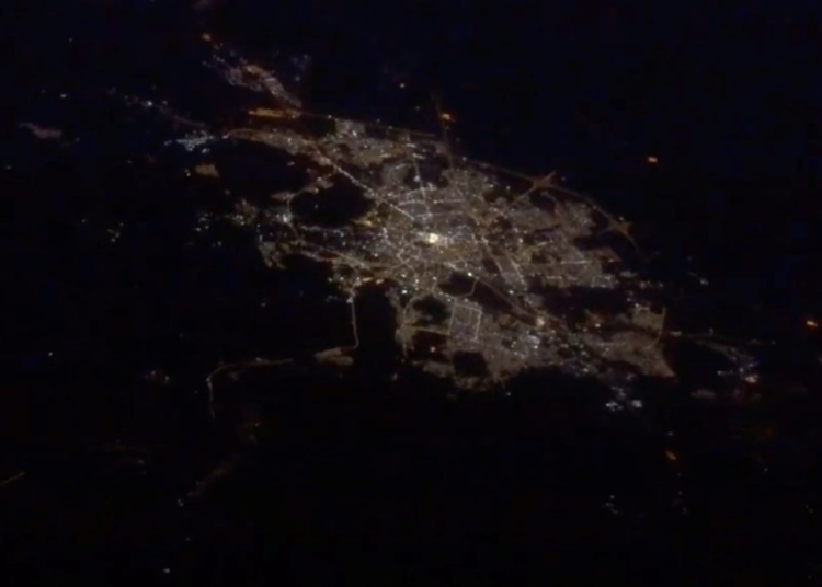 BAE astronotu uzaydan Mekke ve Medine'nin görüntülerini paylaştı 1 BAE astronotu uzaydan Mekke ve Medine’nin görüntülerini paylaştı