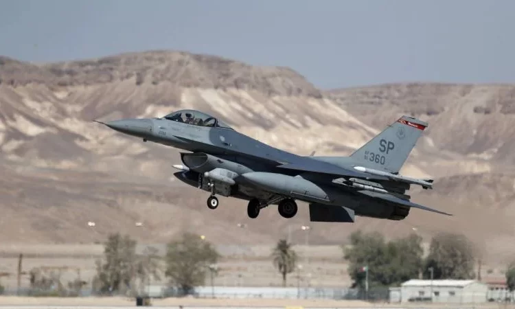 ABD’ye ait bir F-16 savaş uçağı eğitim uçuşu sırasında düştü