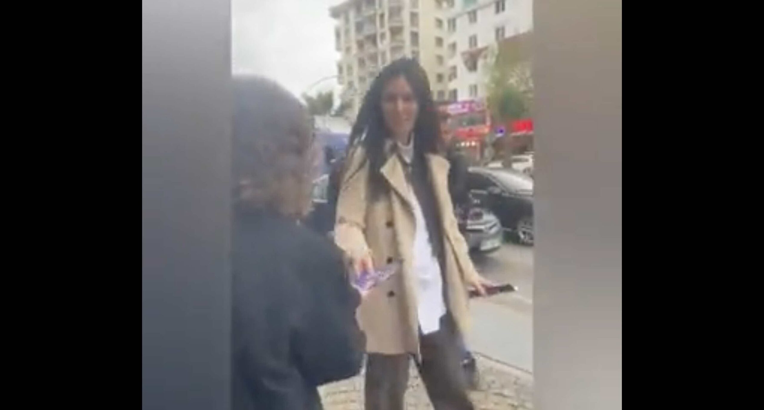 Broşür dağıtan AK Partili, AKP Genel Başkan Yardımcısını tanımayıp oy istedi