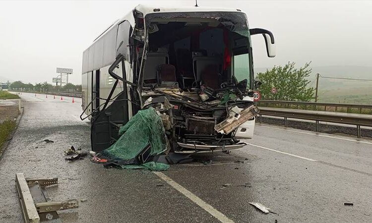 Balıkesir'de lise öğrencilerini taşıyan tur otobüsü TIR'a çarptı: 33 yaralı 1 Balıkesir’de lise öğrencilerini taşıyan tur otobüsü TIR’a çarptı: 33 yaralı