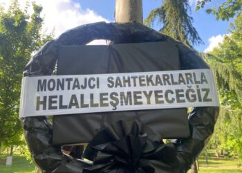 AK Parti’ye siyah çelenk bırakıldı: Helalleşmeyeceğiz, hesaplaşacağız