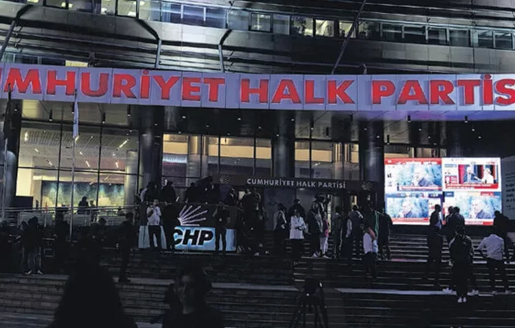 CHP Genel Merkezi’nde seçim gecesi hararetli geçti 1 CHP Genel Merkezi’nde seçim gecesi hararetli geçti