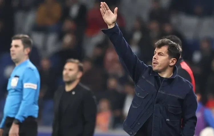 Emre Belözoğlu'nun soyunma odasında oyuncusundan yumruk yediği iddia edildi 1 Emre Belözoğlu’nun soyunma odasında oyuncusundan yumruk yediği iddia edildi