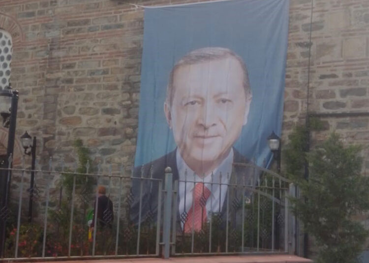Erdoğan’ın afişi cami duvarına asıldı