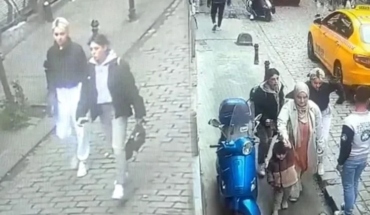 Çocuğuyla yürürken telefonunu çaldılar 1 Çocuğuyla yürürken telefonunu çaldılar
