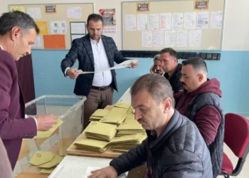 Sandıklar açıldı: ANKA'ya göre Kılıçdaroğlu, AA'ya göre Erdoğan önde 9 Sandıklar açıldı: ANKA’ya göre Kılıçdaroğlu, AA’ya göre Erdoğan önde