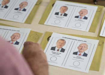 Uluslararası gözlemcilere göre seçim yarışı adil olmadı: Futbol maçında bir tarafın kramponu yoktu