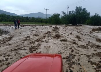 Sel ve dolu 5 şehri vurdu