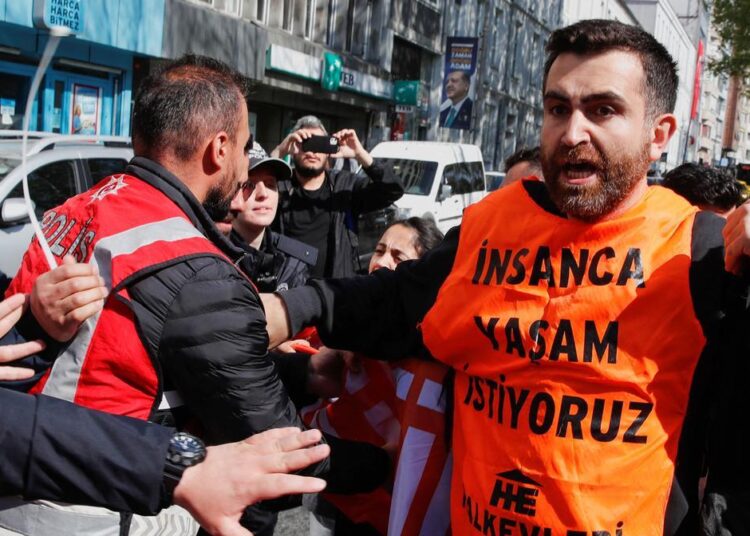 1 Mayıs: Taksim’e gitmek isteyenlere polis engeli