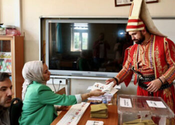 Oy kullanmaya at üstünde Yeniçeri kıyafetiyle gitti