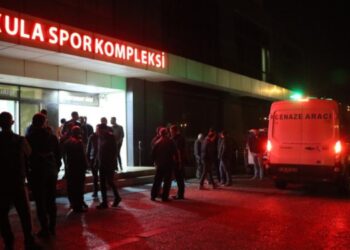 Yüzme öğrenmek için gittiği havuzda boğuldu