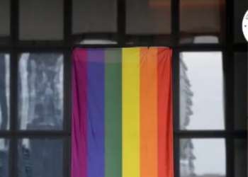 ABD Büyükelçiliği, Ankara’daki binasına LGBT bayrağı astı